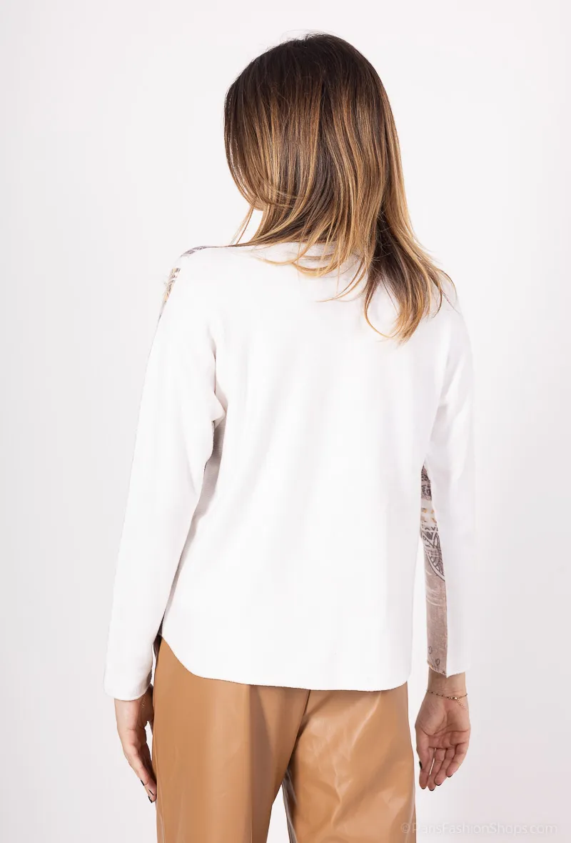 Bedruckter Pullover mit V-Ausschnitt und goldenen Details
