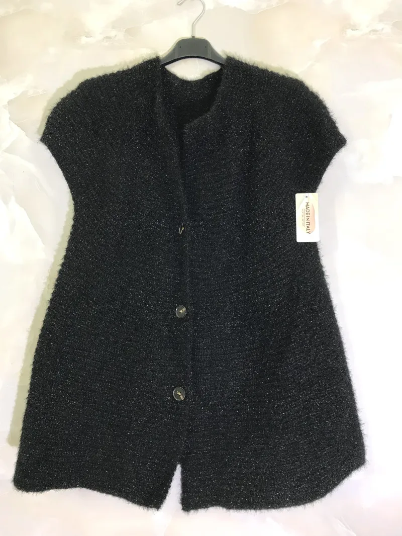 Flauschiger Cardigan mit kurzen Ärmeln und Knöpfen