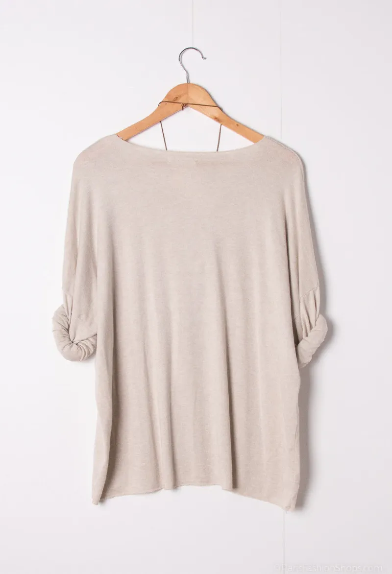 Fließender Pullover mit integrierter Halskette