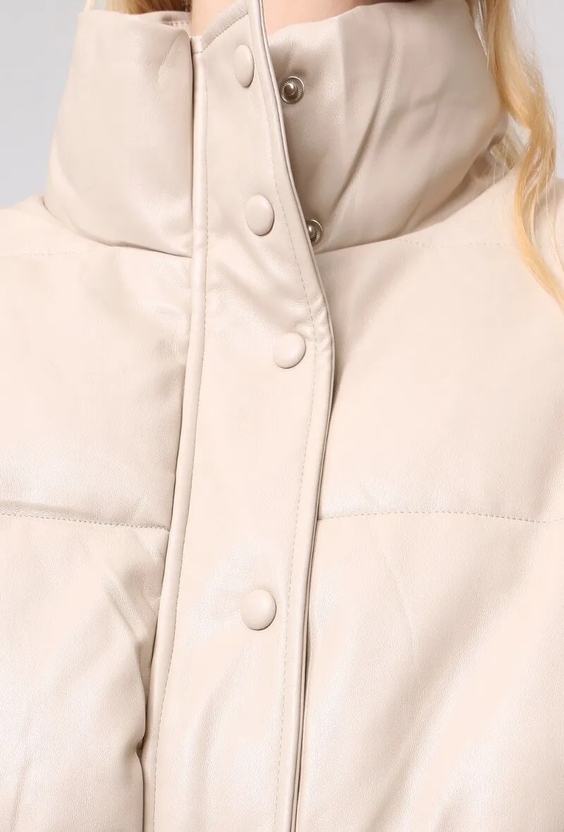 Kurze Daunenjacke aus Kunstleder