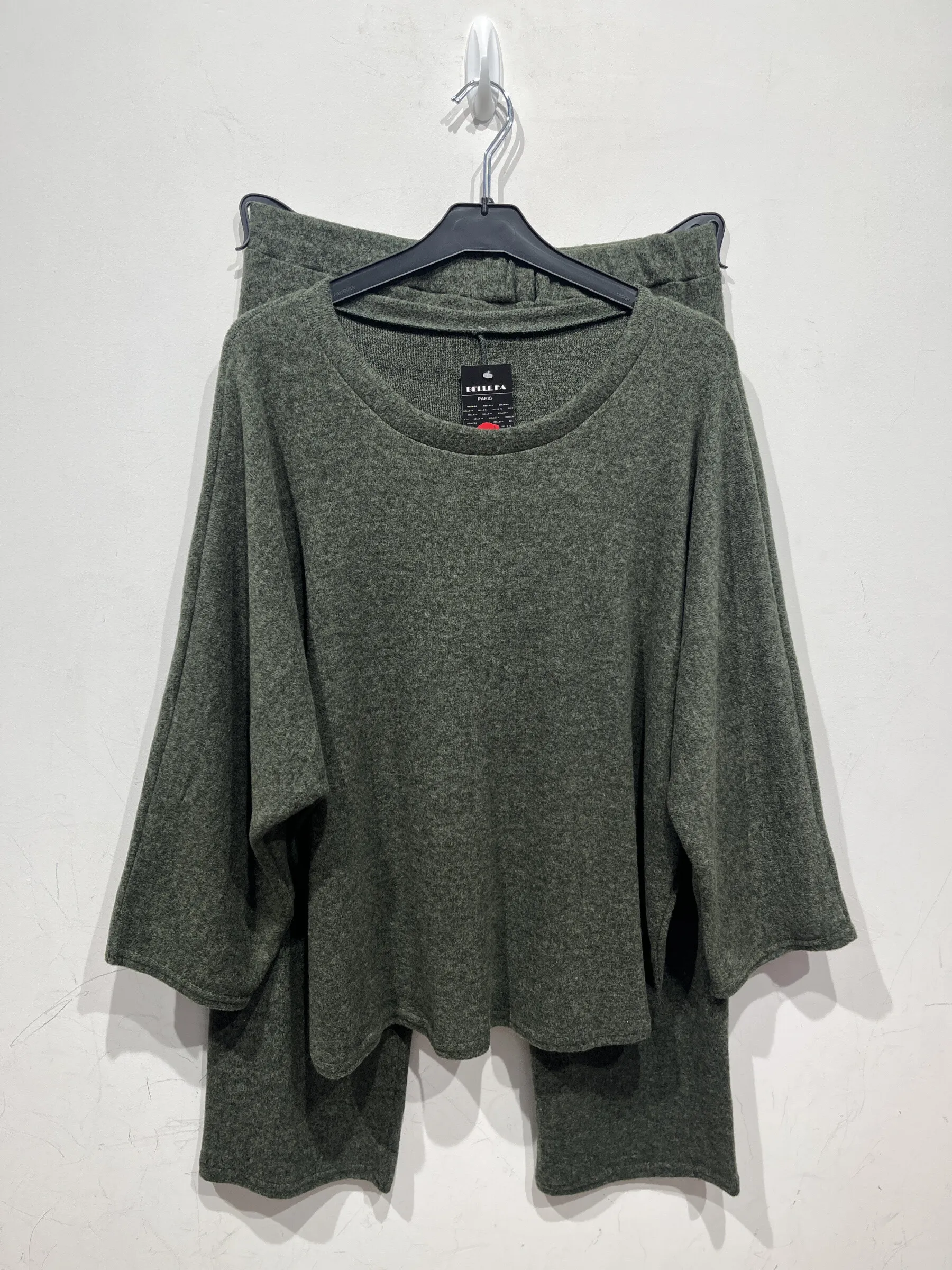 Set aus weichem Pullover mit Rundhalsausschnitt und Hose.