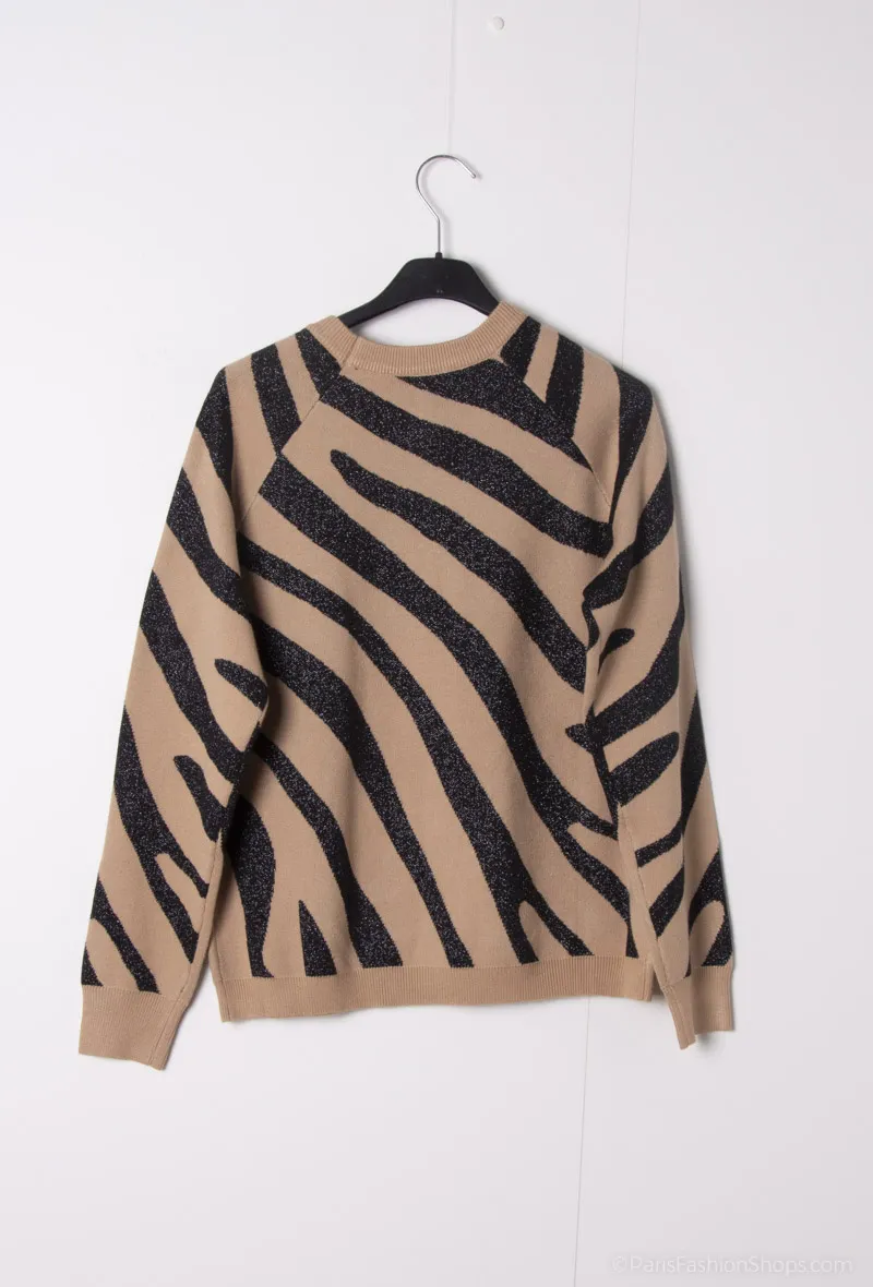 Zebra-Lurex-Pullover mit goldenen Knöpfen verziert